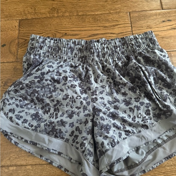 Athleta Printed Mesh Racer Run Shorts 4” Size XS - Picture 3 of 7